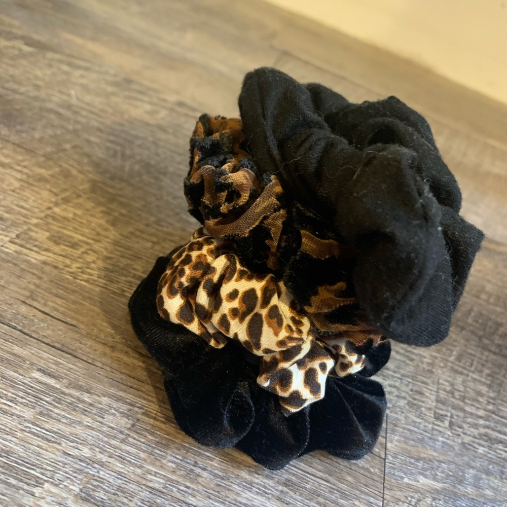 francesca’s set of 4 scrunchies